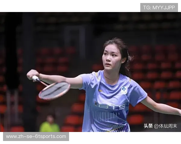 羽毛球少女写真